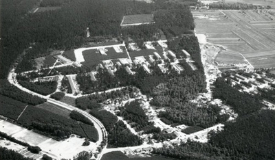 Luftaufnahme vom ersten, 1957 begonnenen Bauabschnitt der Waldstadt zwischen Theodor-Heuss-Allee, Breslauer und Königsberger Straße. <br />StadtAK 8/Alben 3, Bd. 3 VIII/1