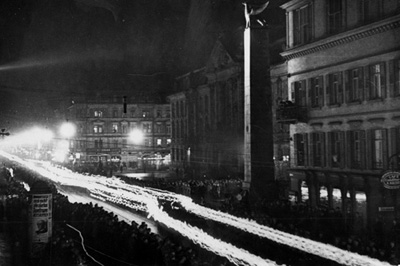 Fackelzug vor der Hauptpost anlässlich der Ernennung Adolf Hitlers zum Reichskanzler. StadtAK 8/Alben 5, S. 9
