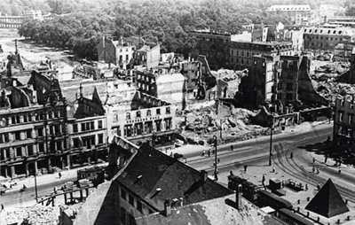 Blick auf das zerstörte Zentrum der Stadt am Marktplatz, 1946. <br />StadtAK 8/Alben 5, S. 827b