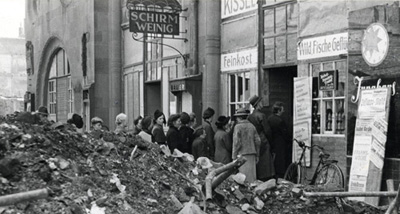Vor den Lebensmittelläden, hier in der Kaiserstraße/Ecke Waldstraße, bildeten sich bis zur Währungsreform 1948 immer wieder Schlangen, das Schwarzmarktgeschäft florierte. StadtAK 8/Alben 5, S. 866