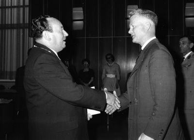 Dr. Pierre Weber (rechts) mit Oberbürgermeister Günther Klotz bei der Verleihung des Bundesverdienstkreuzes I. Klasse, 29. Juni 1960. <br />StadtAK 8/BA Schlesiger