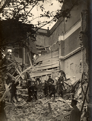 Bei dem ersten Luftangriff auf Karlsruhe vom 15. Juni 1915 wurde das Haus Kriegsstraße 51 schwer getroffen. StadtAK 8/PBS oVI 236