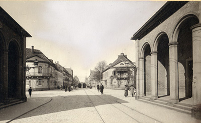 Das Karlstor um 1910. Im Vordergrund die beiden 1912 abgebrochenen Torhäuschen, links das Künstlerhaus, ehemals Palais Berckholtz, rechts das Weltzienhaus. StadtAK 8/PBS oXIIIb 132