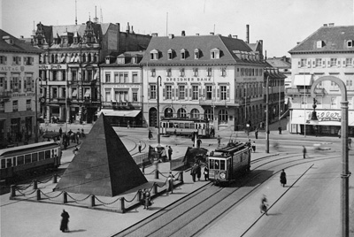 Marktplatz mit Pyramide nach der 1925 beschlossenen Umgestaltung, etwa 1935. StadtAK 8/PBS oXIIIb 204
