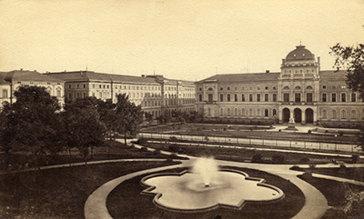Der neugeschaffene Friedrichsplatz mit dem Sammlungsgebäude (Bibliothek und Naturkunde) und dem Gebäude der Generaldirektion der Badischen Eisenbahnen. <br />StadtAK 8/PBS oXIIIb 47