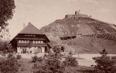 Das Schwarzwaldhaus im Stadtgarten am Lauterberg vor 1896, rechts ein Stück der Radrennbahn um den See. Das Schwarzwaldhaus wurde 1944 durch Bomben zerstört. <br />StadtAK 8/PBS oXIIIc 225