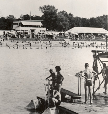 Das 1929 eröffnete Rheinstrandbad Rappenwört. Im Vordergrund die typischen Pontons im Schwimmbecken, im Hintergrund das Restaurant, davor die Ringtennisanlage. StadtAK 8/PBS oXIIIc 450