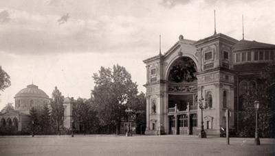 Portal der Festhalle 1892, im Hintergrund das Vierordtbad. Die von Josef Durm geplante Festhalle wurde 1944 bei einem Luftangriff zerstört. StadtAK 8/PBS oXIVa 157