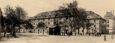 Stephanplatz um 1900. Noch steht ein Teil der alten Infanteriekaserne. Im Hintergrund rechts der Neubau der Reichspost. <br />StadtAK 8/PBS oXIVa 409