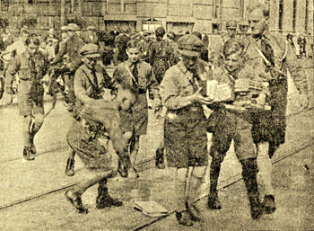 Bücherverbrennung durch die Hitler-Jugend am 17. Juni 1933. <br />StadtAK 8/Ze Der Führer vom 18.6.1933