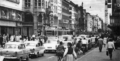 Verkehrsstau in der Kaiserstraße/Kreuzung Karlstraße in der Mitte der 1960er-Jahre. Foto: Karlsruher Wirtschaftsspiegel 1964/65
